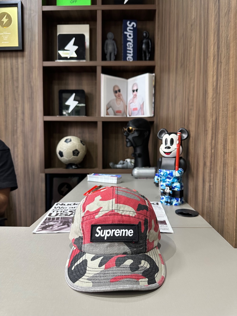 Boné Supreme Military Camp Red Camo SS26-W4 — Único, Novo
