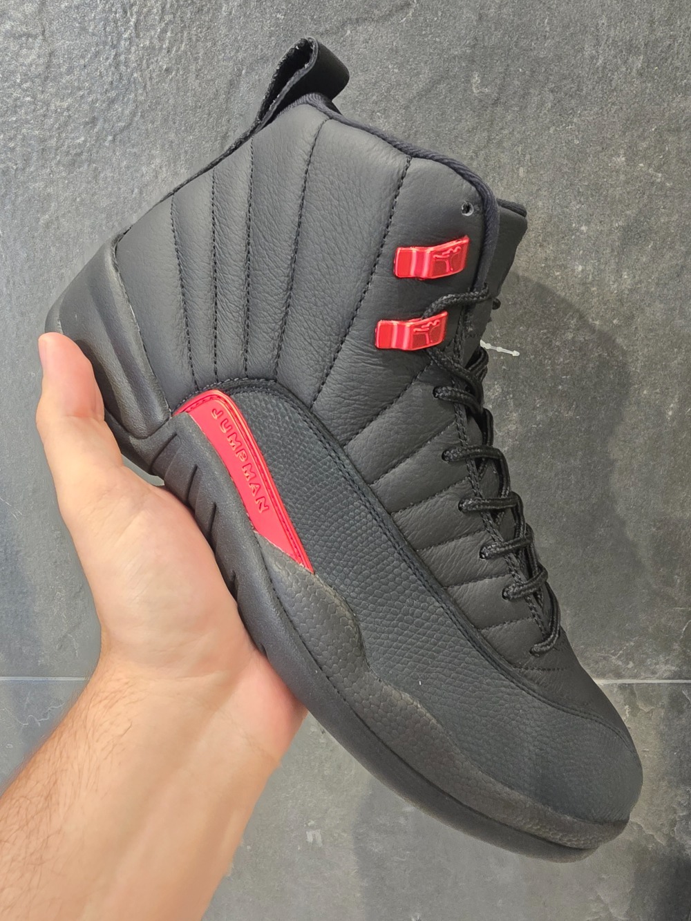 Air Jordan 12 Retro Bloodline Black — 38 / 39 / 40, Novo