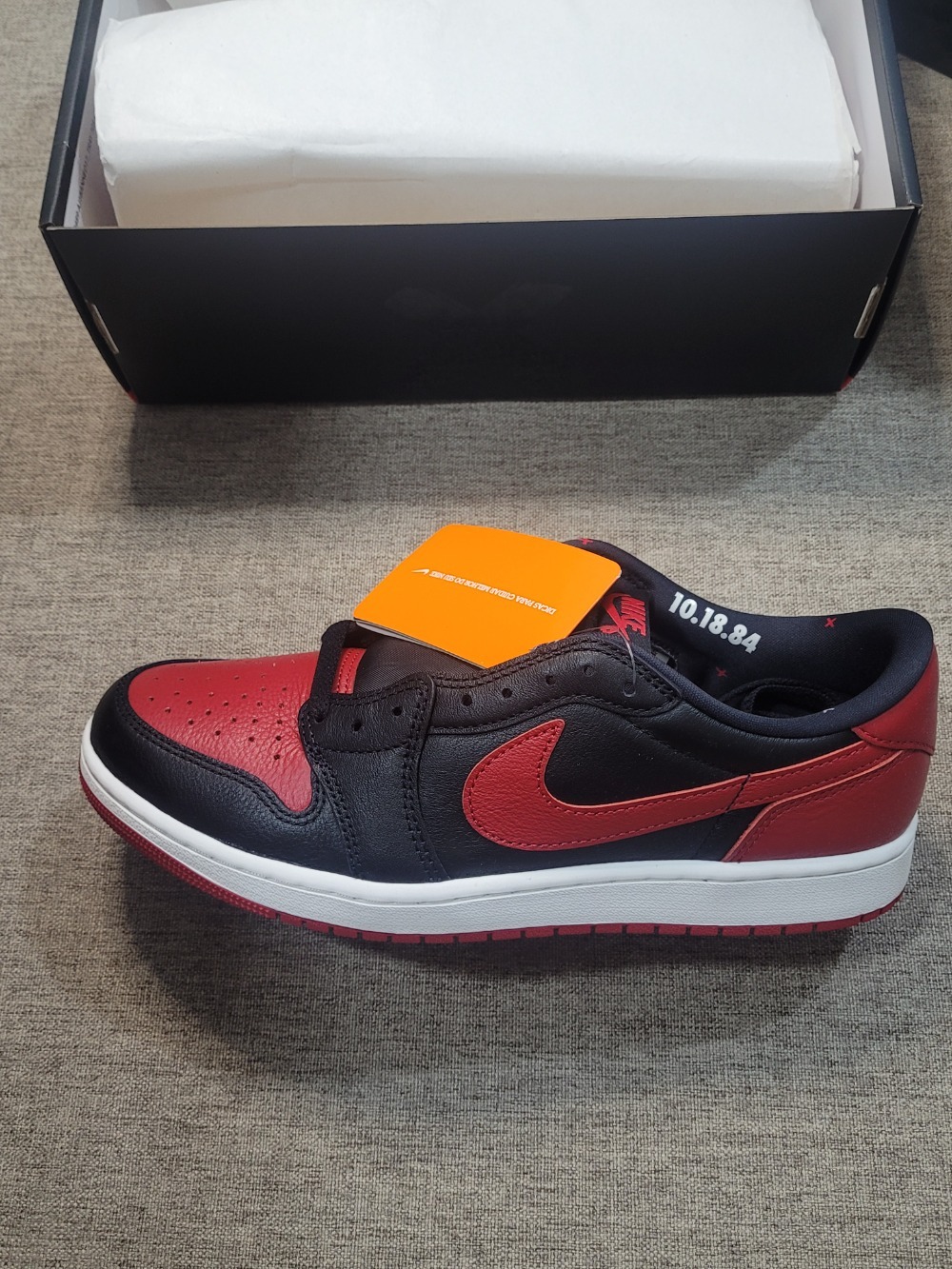 Air Jordan 1 Retro Low OG Banned Black Varsity Red — 42, Novo