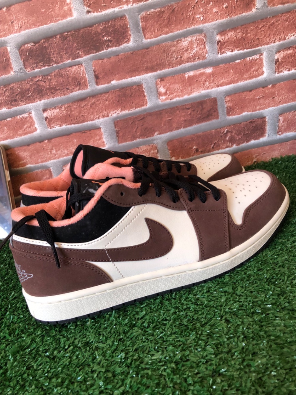 Air Jordan 1 Low SE Mocha — 43, Novo