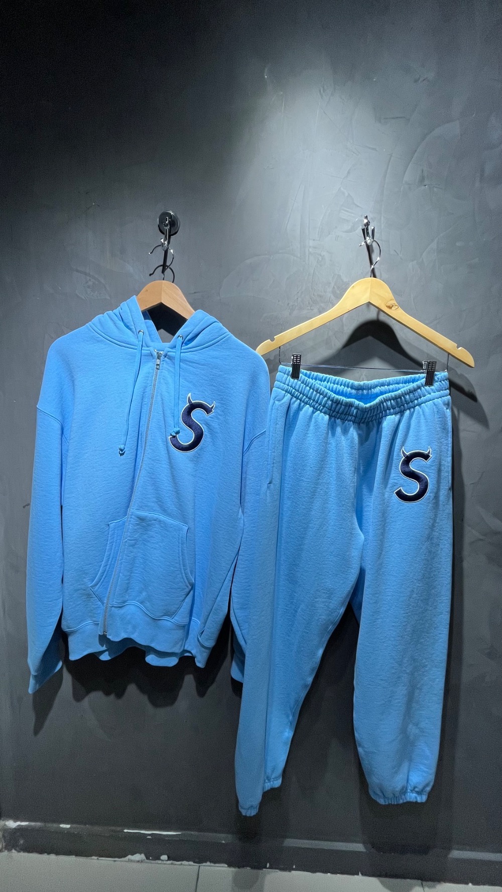 Moletom Supreme Devil S Logo Zip Up Light Blue SS26-W5 — G, Novo