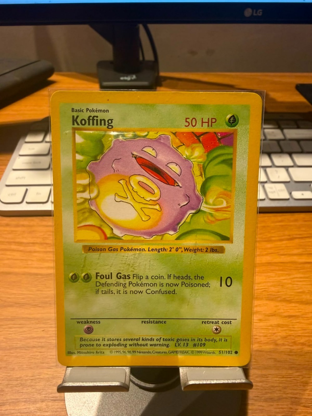 Koffing (51/102) Base Set Pokémon TCG — Moderately Played, Usado