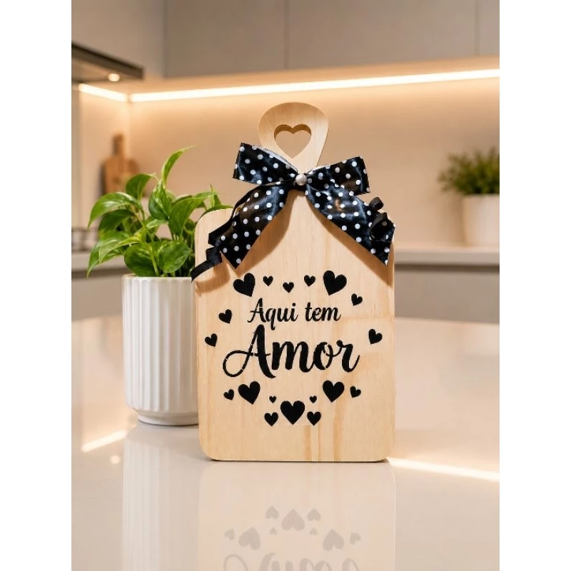 Tábua decorativa pinus Aqui tem Amor.