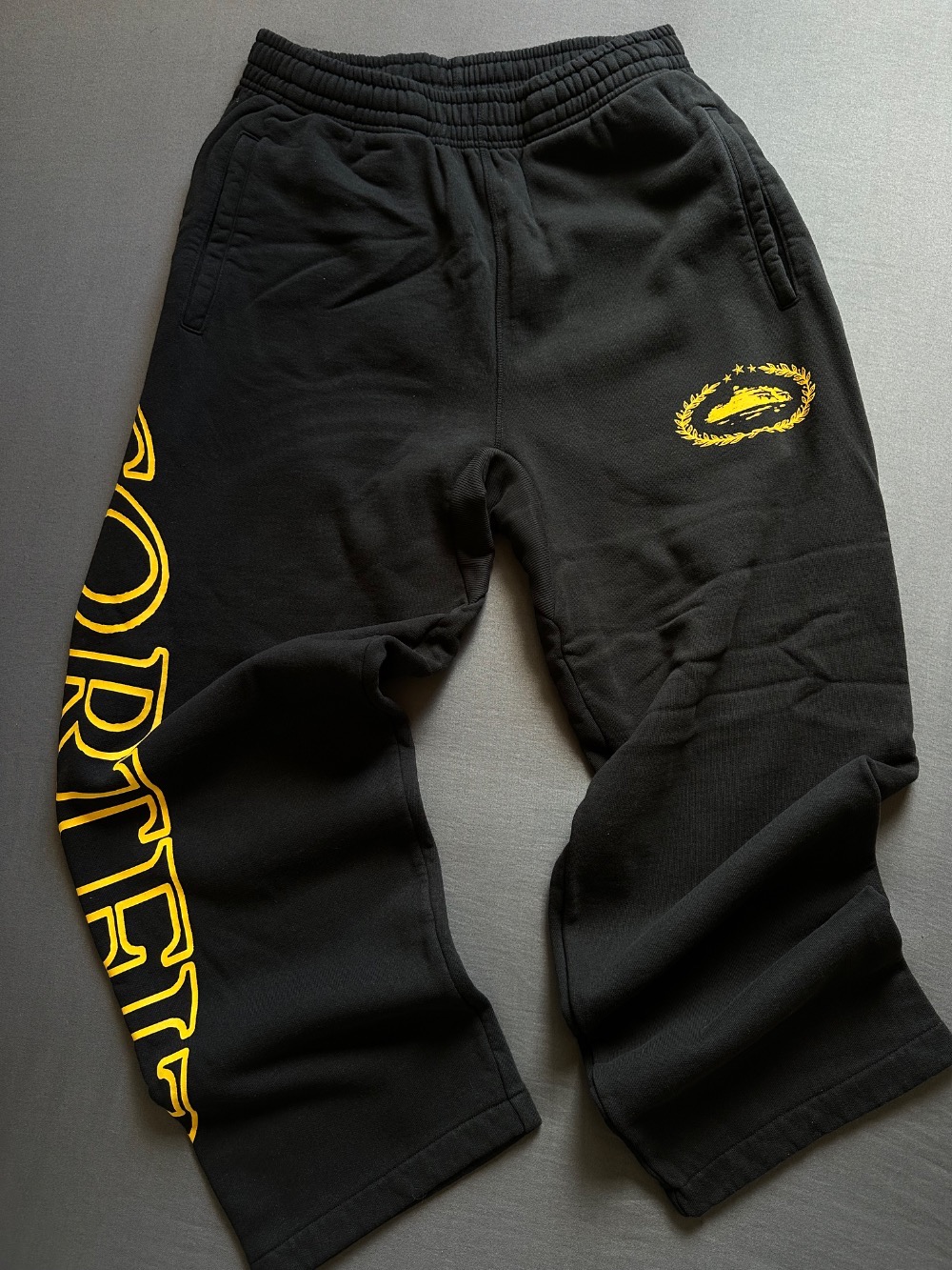 Calça Corteiz Superior Royale Open Hem Pant Black Yellow — M, Novo