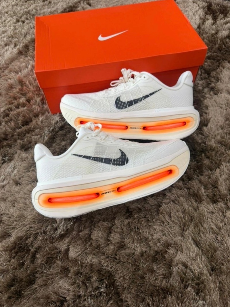 Foto 3 de Nike Vomero Premium Sail Coconut Milk — 43, Usado