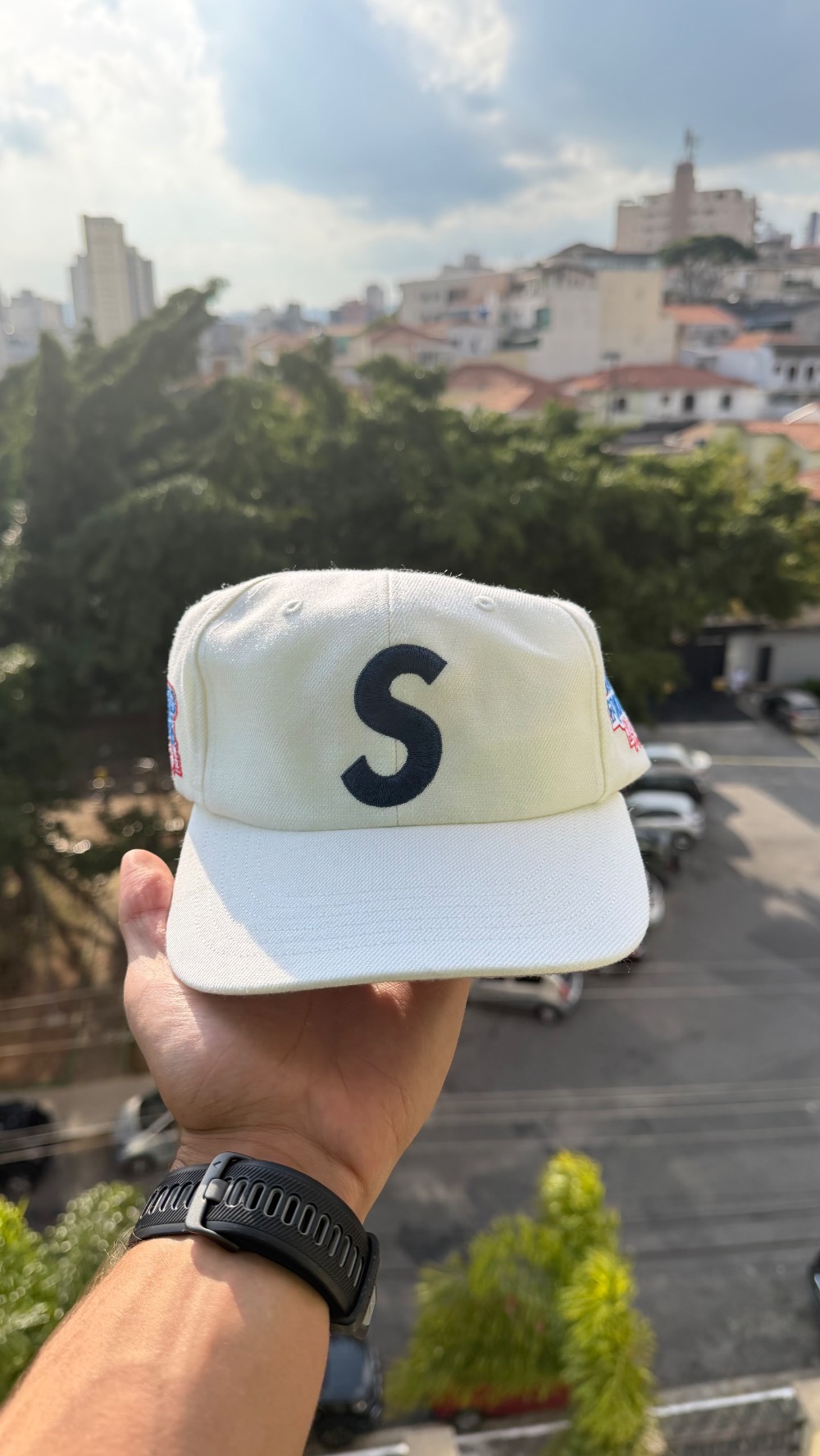 Boné Supreme World Famous S Logo 6-Panel White SS26-W8 — Único, Novo