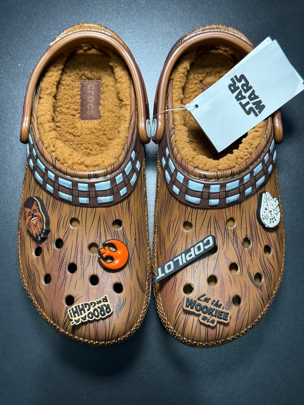 STAR WARS x Crocs Classic Lined Clog Chewbacca Espresso — 35, Novo