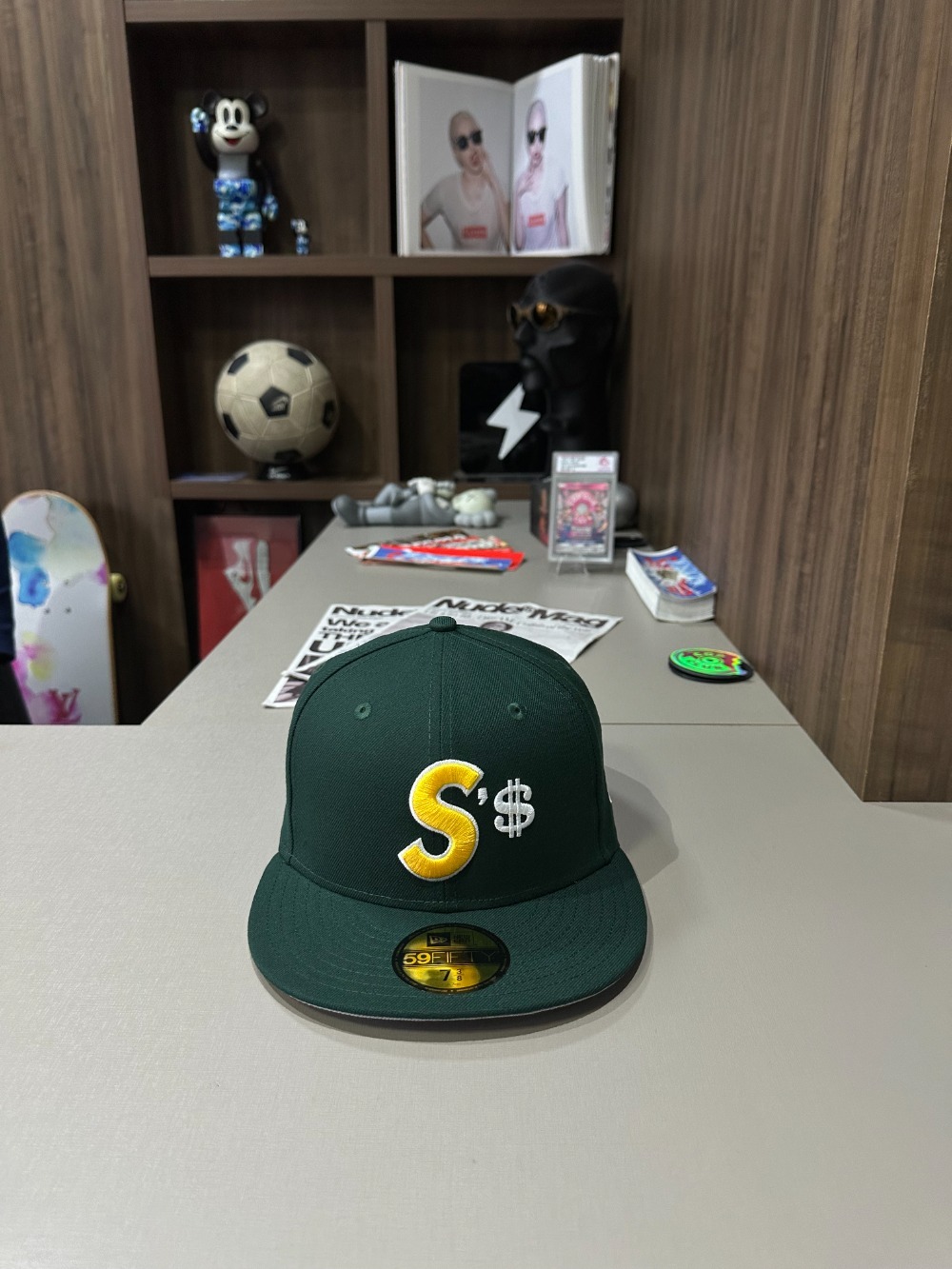 New Era x Supreme Boné Money S Logo Dark Green FW26-W4 — 7-3/8, Novo