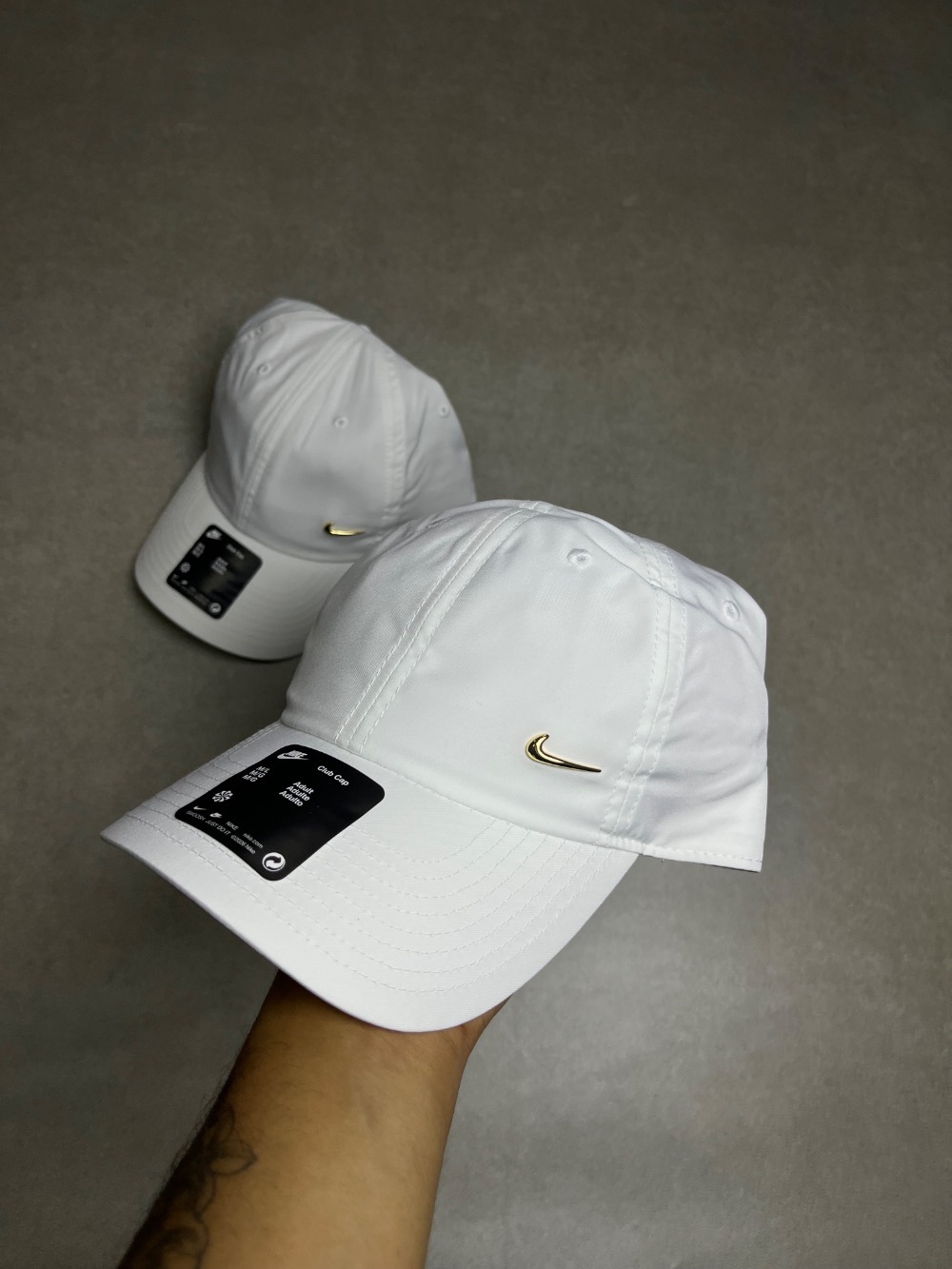Boné Nike Dri-FIT Club Unstructured Metal Swoosh White Metallic Gold — M, Novo