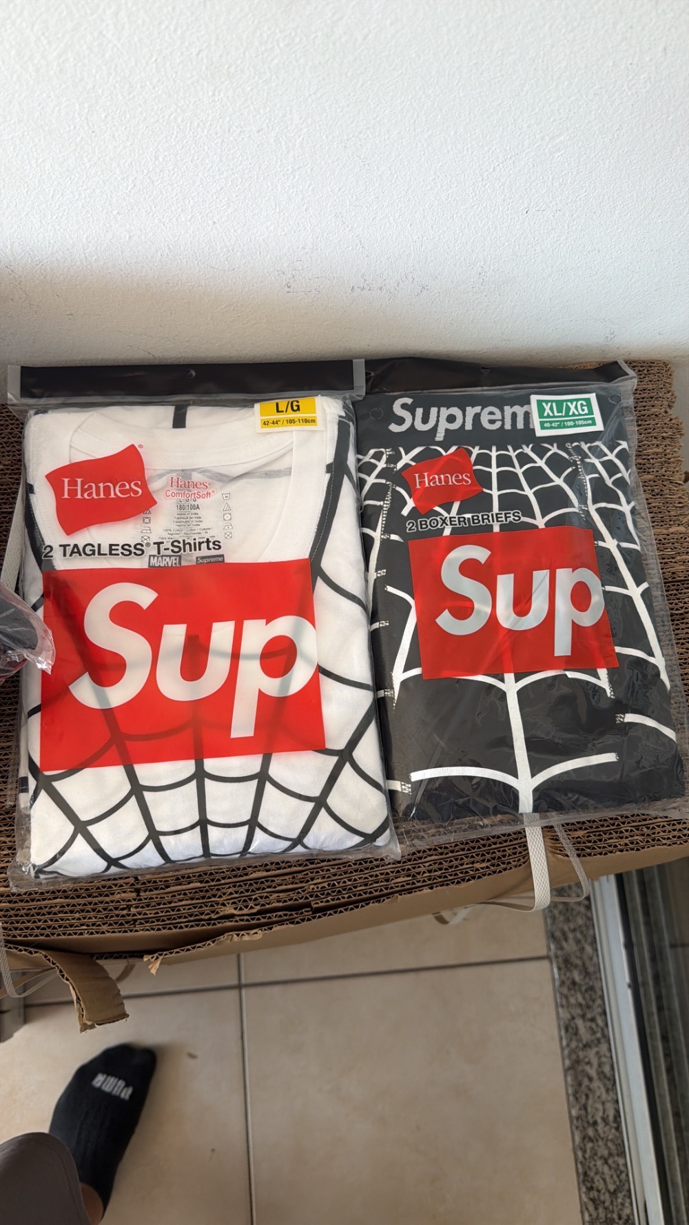Hanes x Supreme Camiseta Spider-Man Tagless White (2 Pack) SS26-W9 — G, Novo
