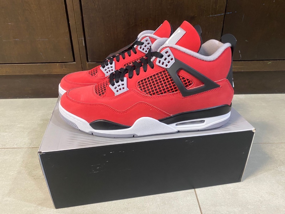 Air Jordan 4 Retro Toro Bravo (2026) — 42.5, Novo