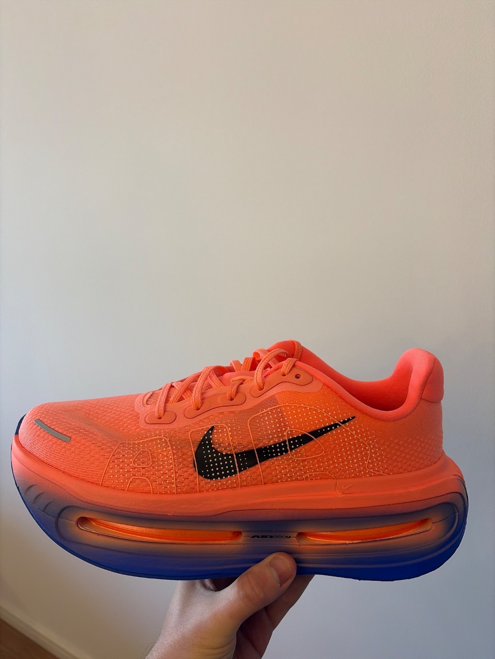 Nike Vomero Premium Atomic Pink Racer Blue Crimson Tint Black — 43.5, Novo