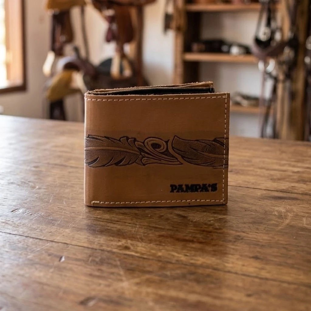 Carteira Masculina Country Artesanal Couro Legítimo Gravada Pena Pampa's Porta Cartões Cédulas Peão Rodeio Caramelo