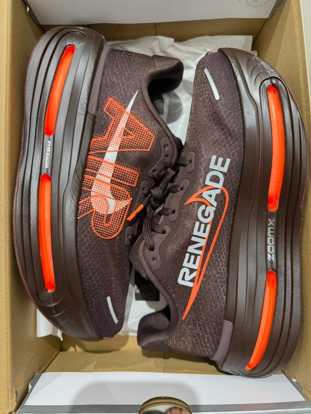 Renegade x Nike Vomero Premium Brown Basalt Total Orange — 42, Novo