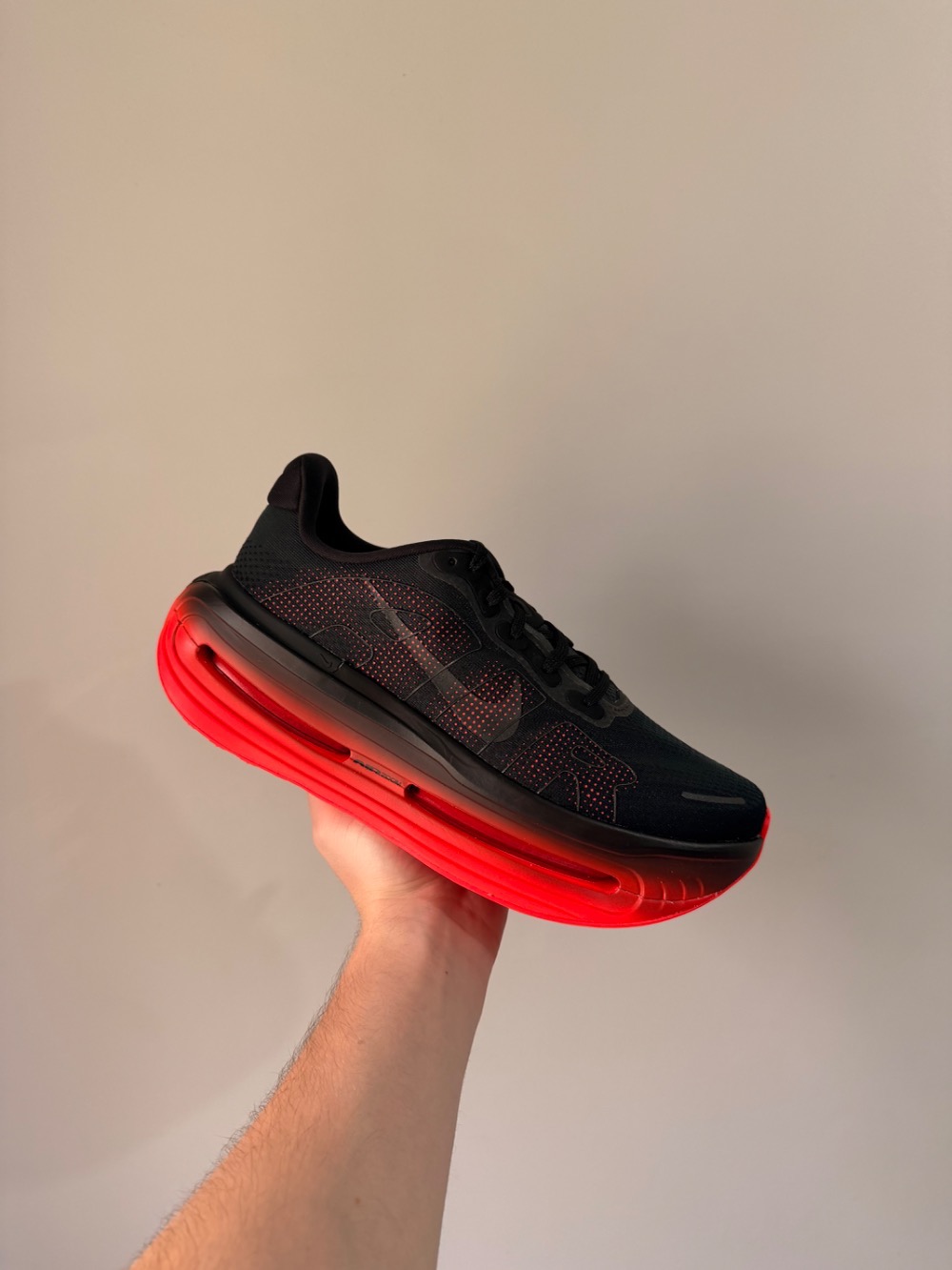 Nike Vomero Premium Black Bright Crimson — 41, Novo