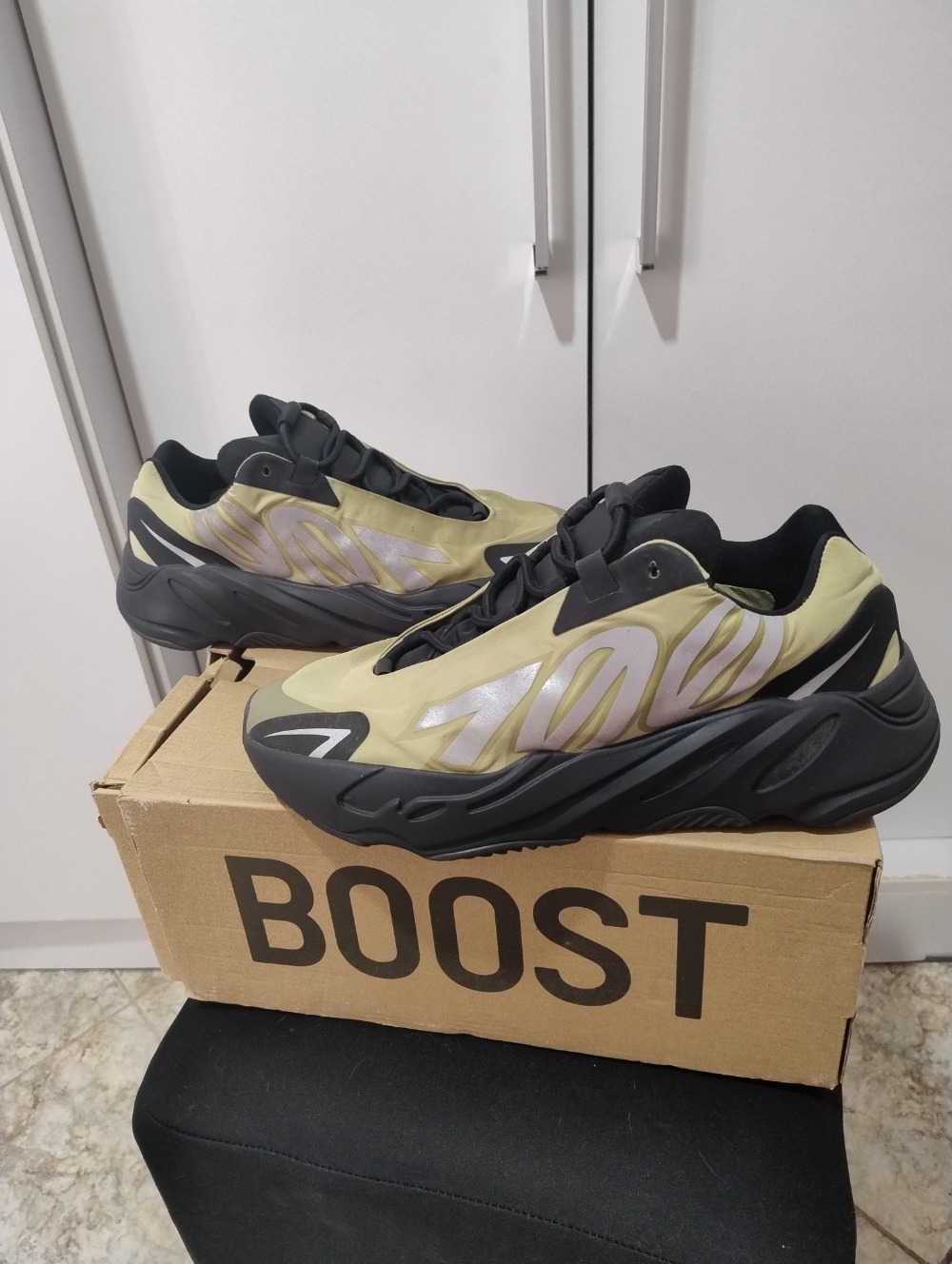 Yeezy 700 MNVN Resin — 42, Usado