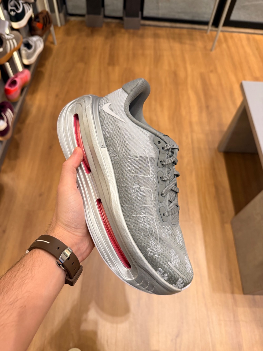 Nike Vomero Premium Geyser Grey Metallic Silver — 42, Novo