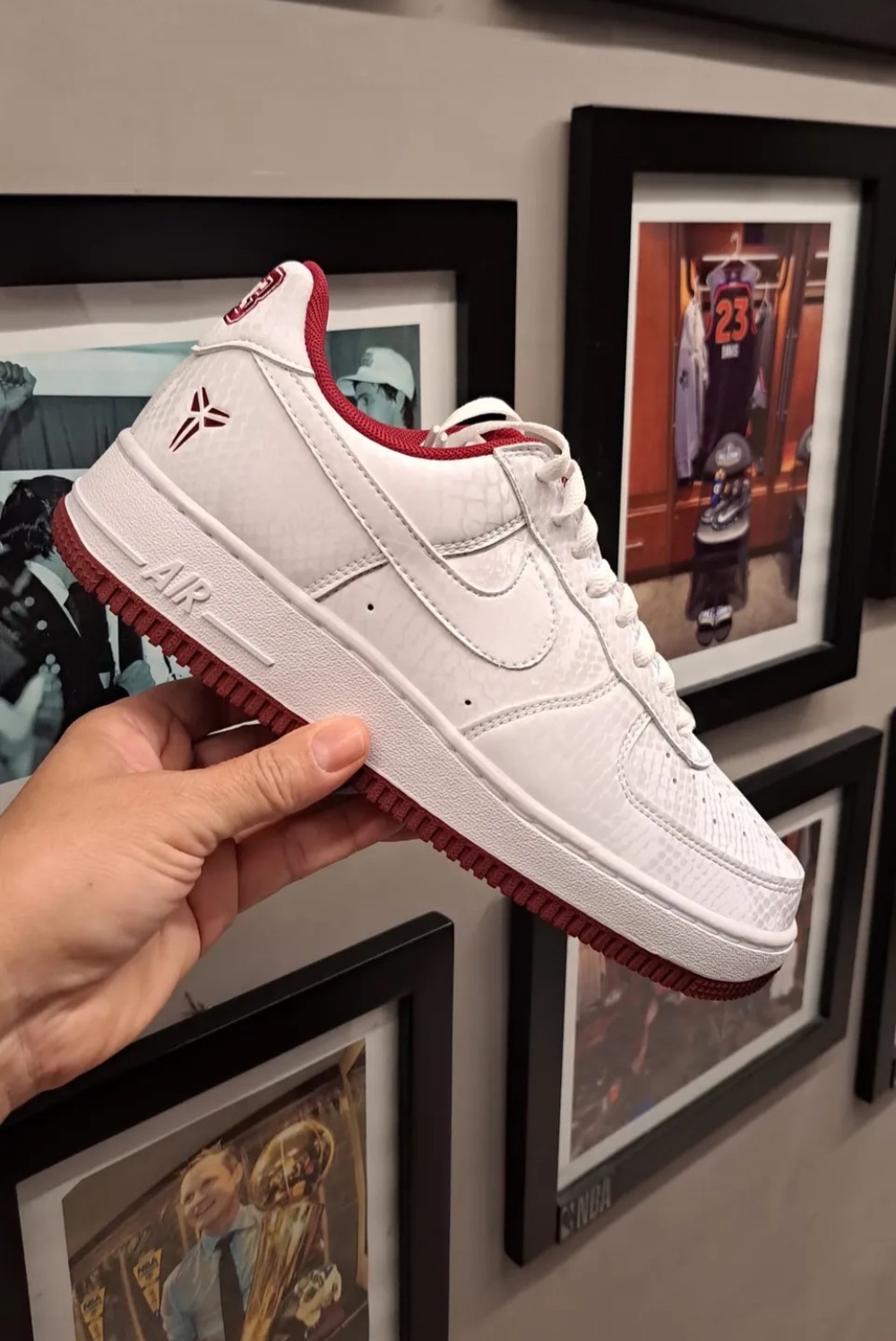 Kobe Bryant x Nike Air Force 1 Lower Merion Aces Team Red — 42, Novo
