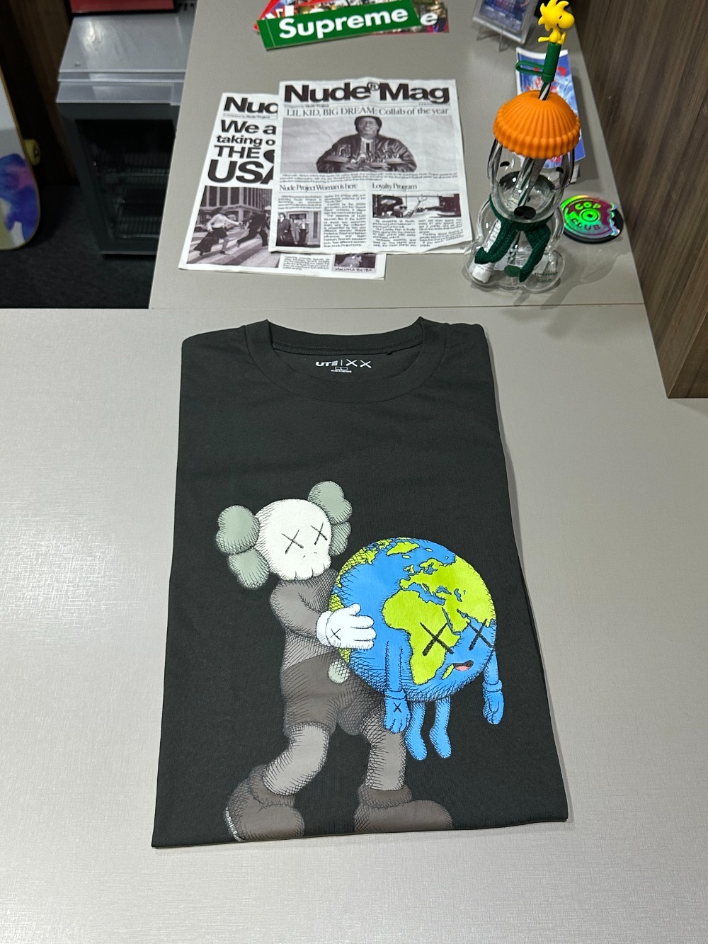 KAWS x Uniqlo Camiseta Universe UT Graphic Gray — XG, Novo