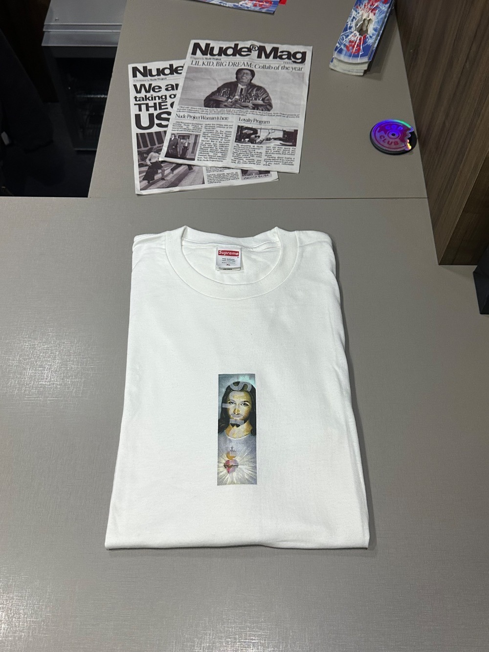 Camiseta Supreme Prayer Card Box Logo White FW26-W1 — XXG, Novo