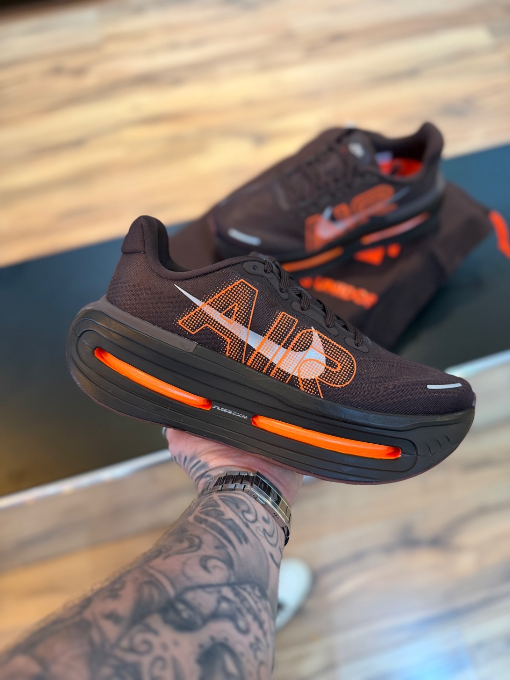 Renegade x Nike Vomero Premium Brown Basalt Total Orange — 43, Novo
