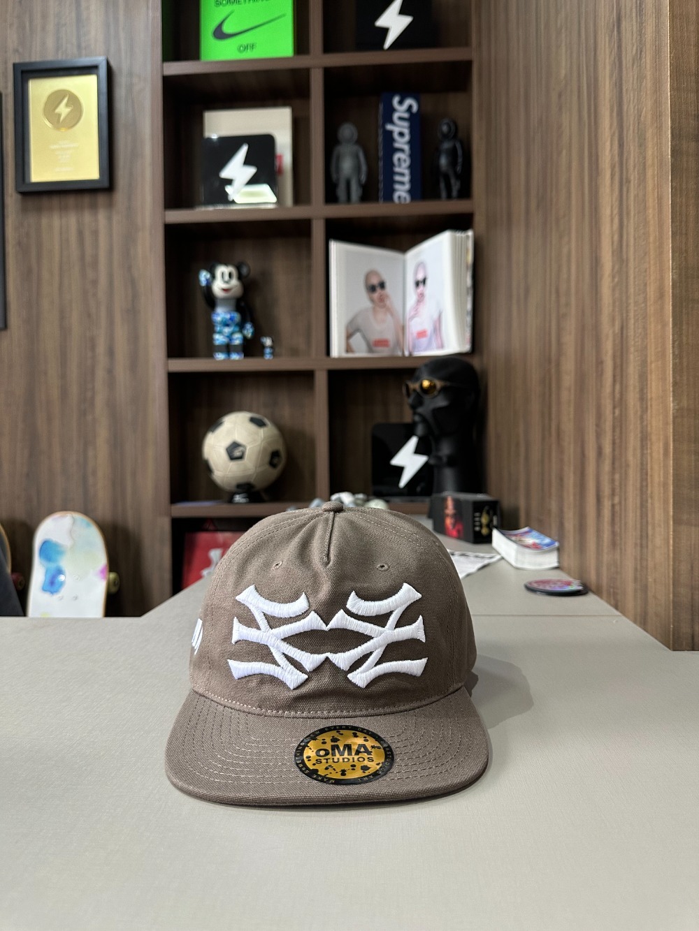 Boné oMA Studios NY NY Brown White — Único, Novo