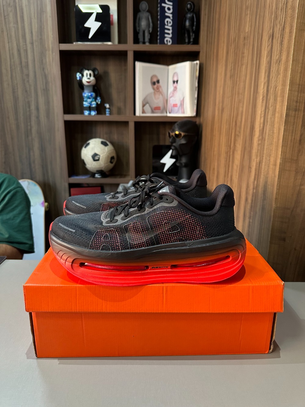 Nike Vomero Premium Black Bright Crimson — 42.5, Novo