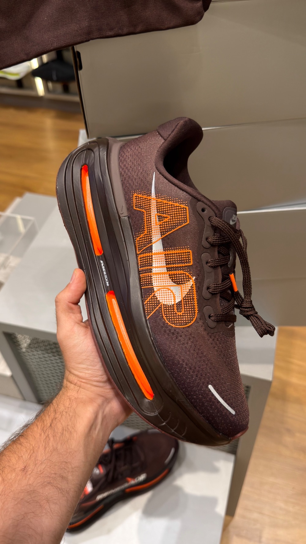 Renegade x Nike Vomero Premium Brown Basalt Total Orange — 40.5, Novo