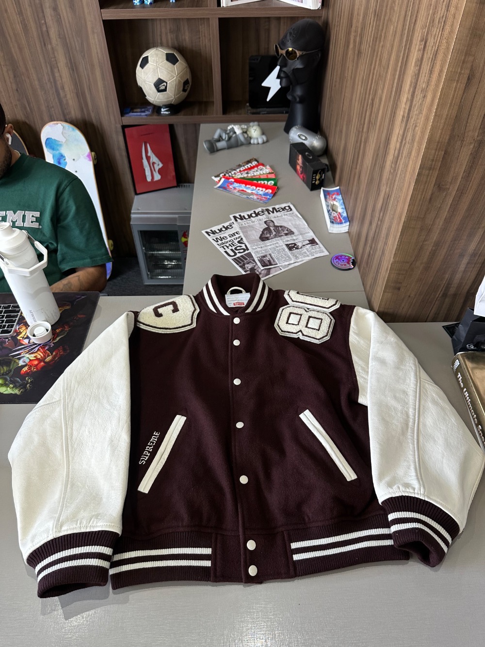 Jaqueta Supreme Captains Varsity Brown FW26-W1 — G, Novo