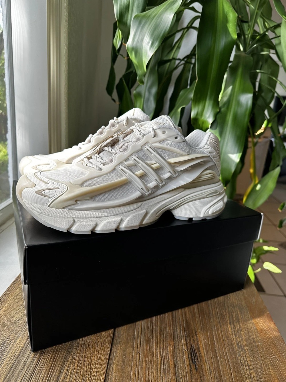 Pharrell Williams x adidas Adistar Jellyfish Chalk White — 43, Novo
