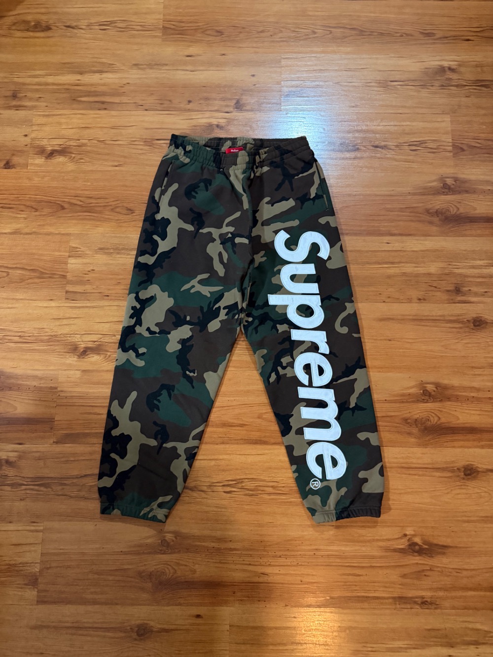 Calça Supreme Satin Appliqué Woodland Camo SS26-W9 — M, Novo