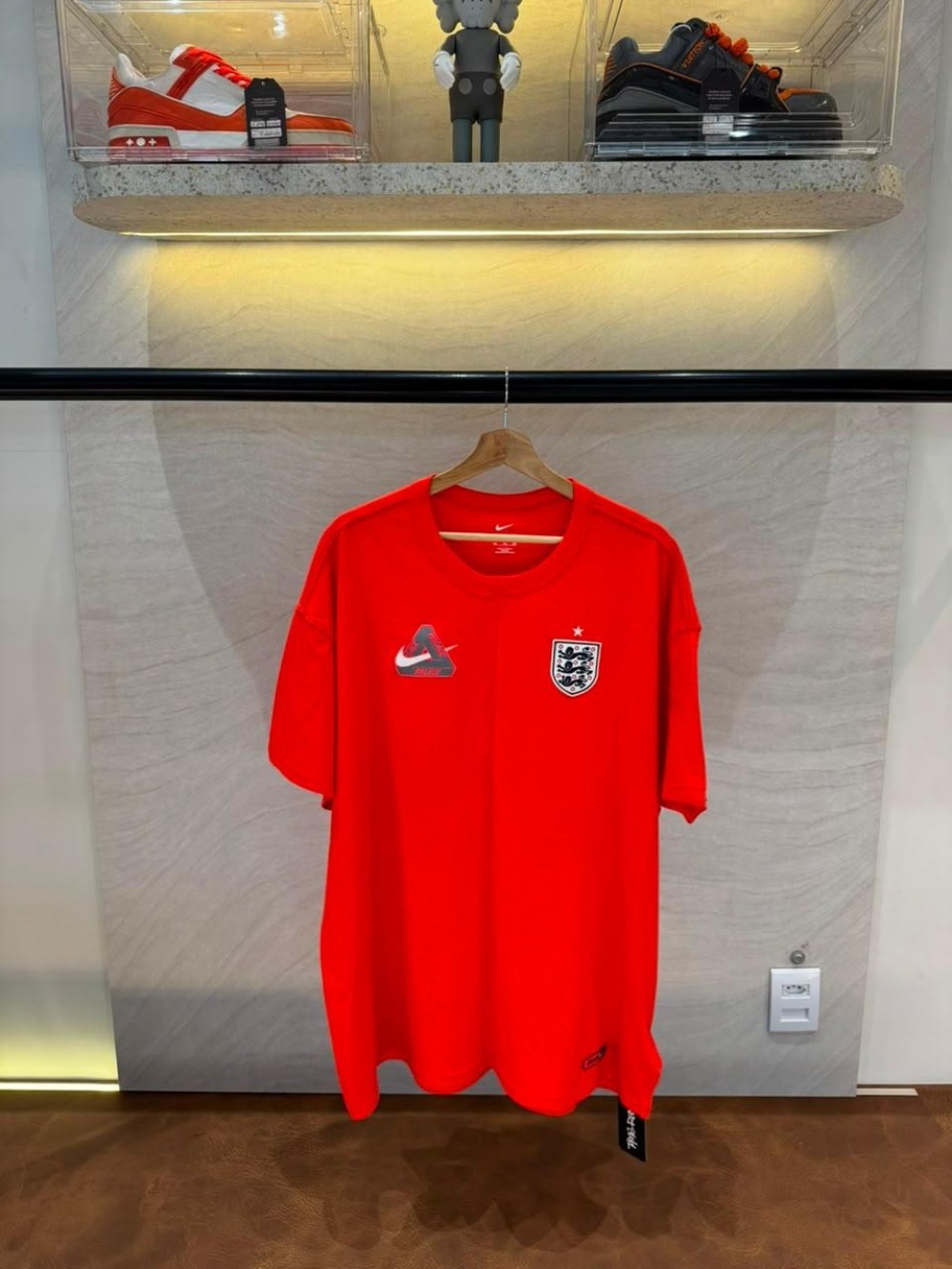 England x Palace x Nike Camiseta LT Crimson — XXG, Novo