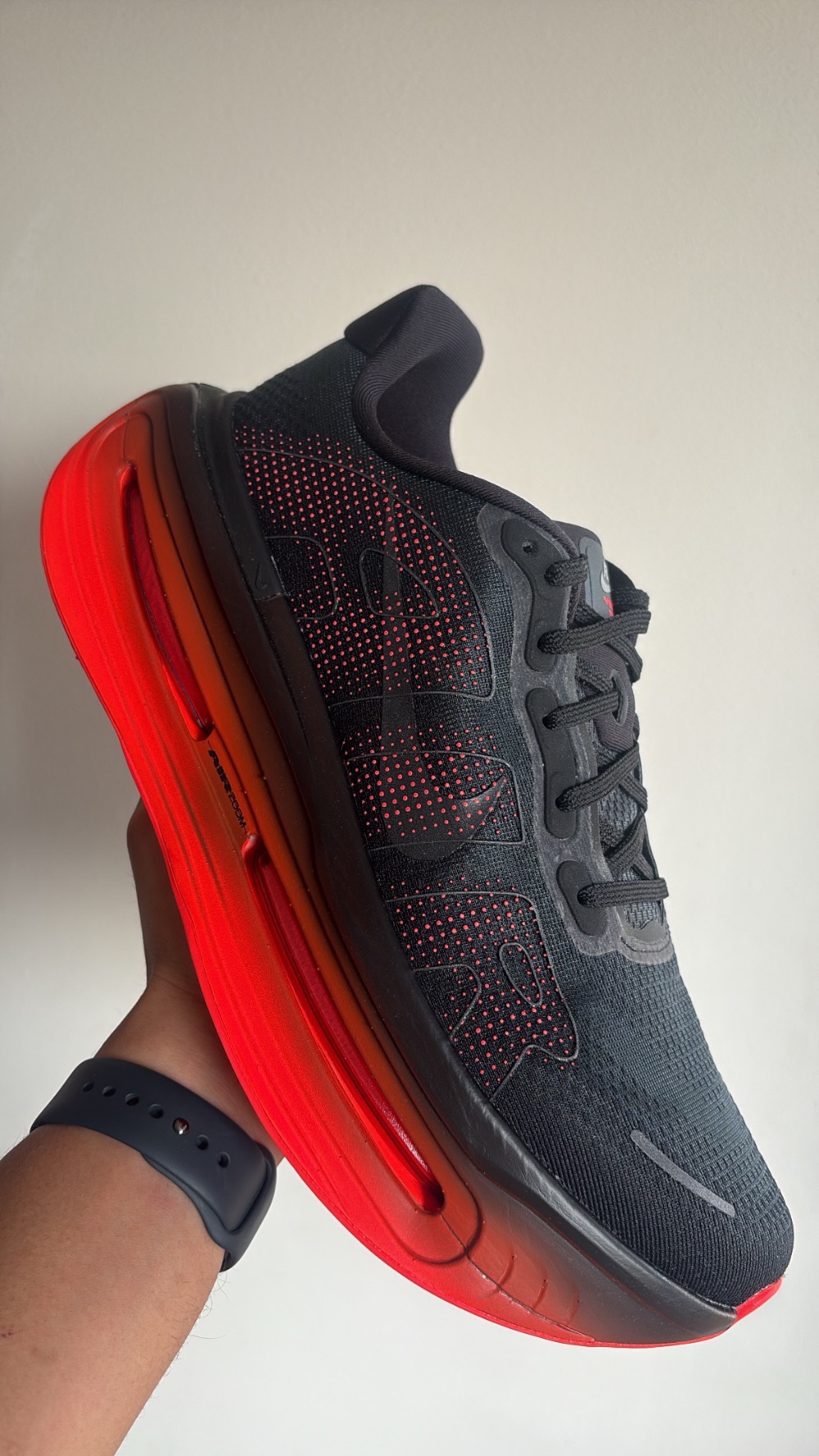 Nike Vomero Premium Black Bright Crimson — 42, Novo