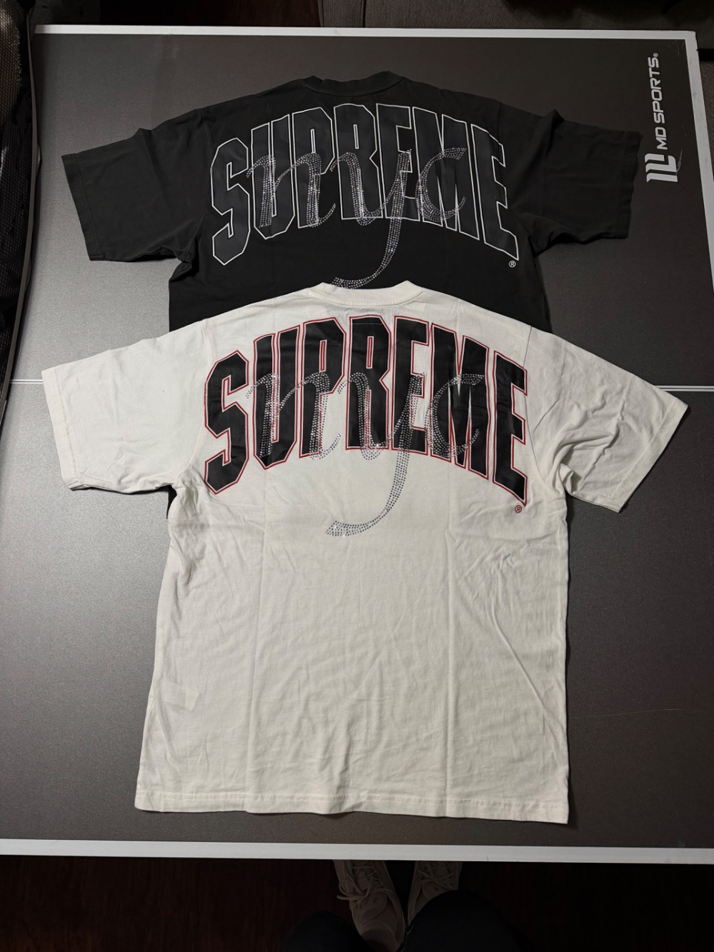Camiseta Supreme Rhinestone Script White SS26-W16 — G, Novo