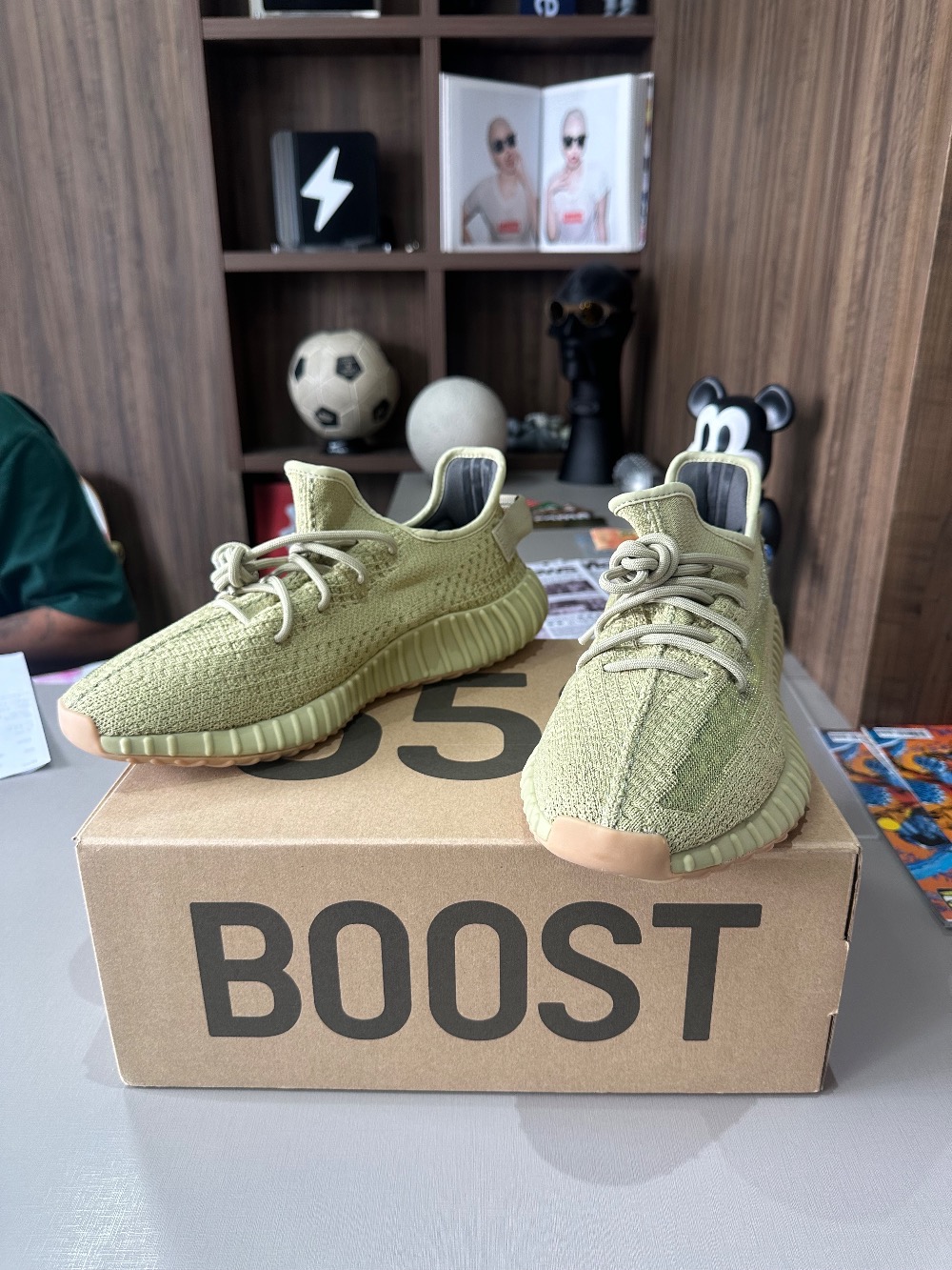 Yeezy Boost 350 V2 Sulfur — 43.5, Novo