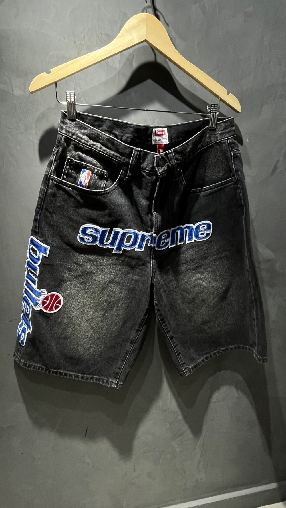 Mitchell & Ness x Supreme Bermuda Washington Bullets Baggy Black SS26-W13 — 40, Novo