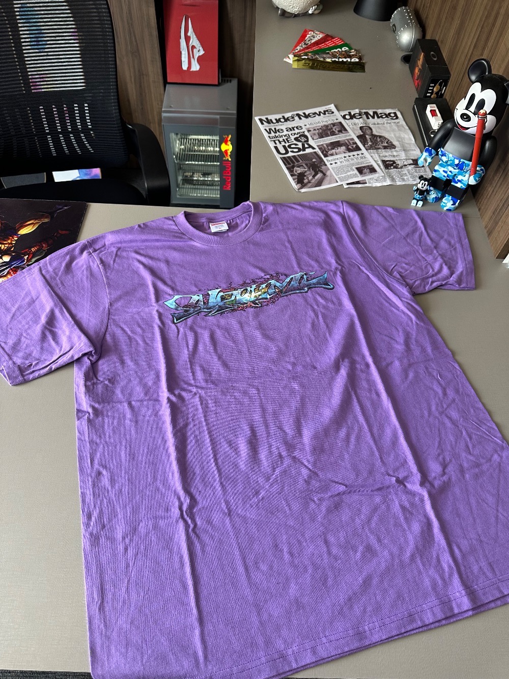 Camiseta Supreme Tag Purple FW25-W17 — XG, Novo