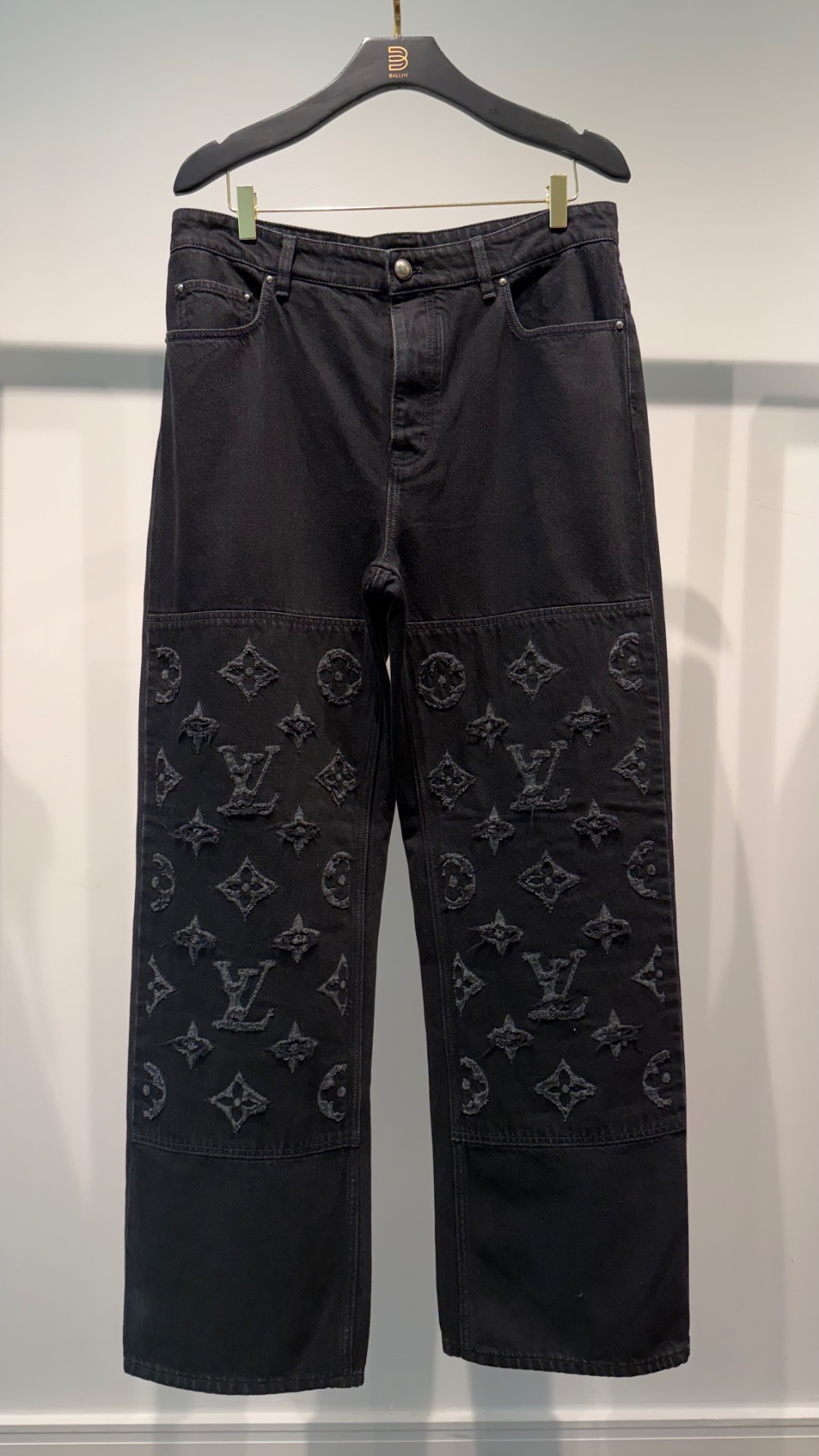 Calça Louis Vuitton Monogram Destroy Denim Black — 44, Novo