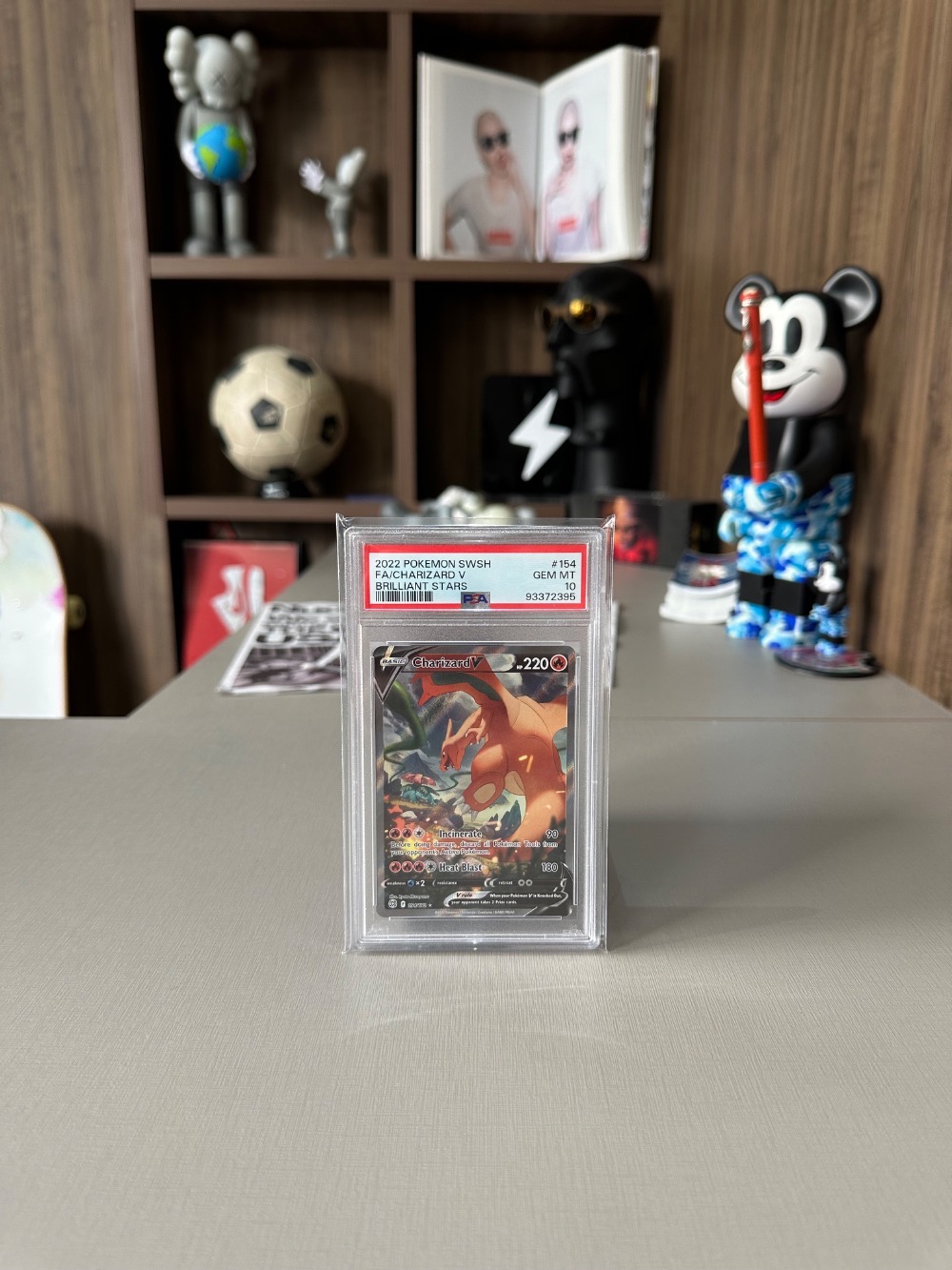 Charizard V (154/172) Astros Cintilantes Pokémon TCG — PSA 10, Novo