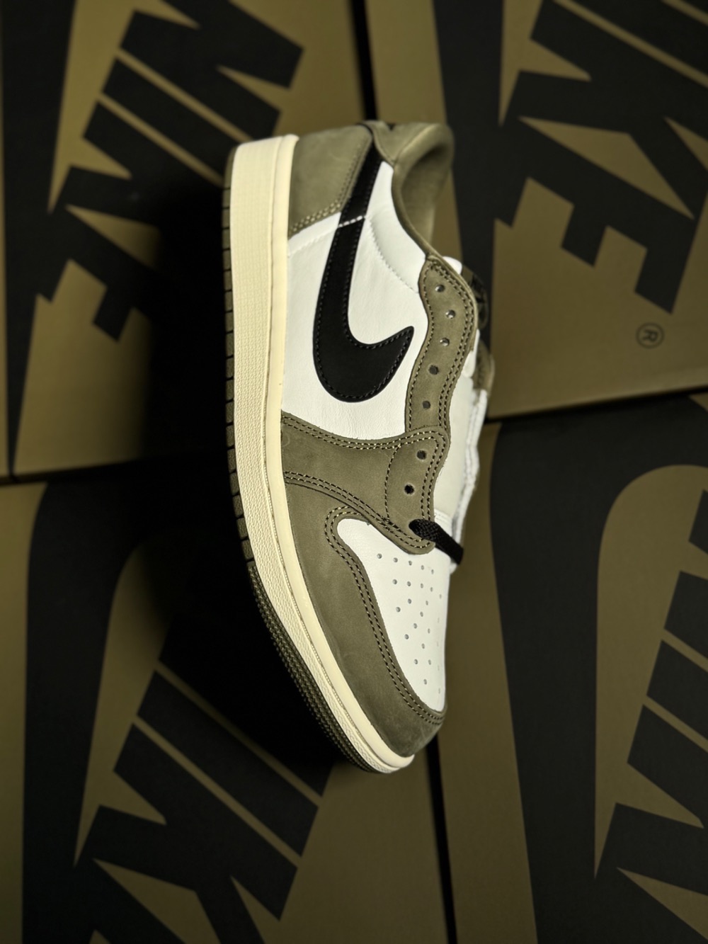 Air Jordan 1 Low OG Medium Olive — 43, Novo