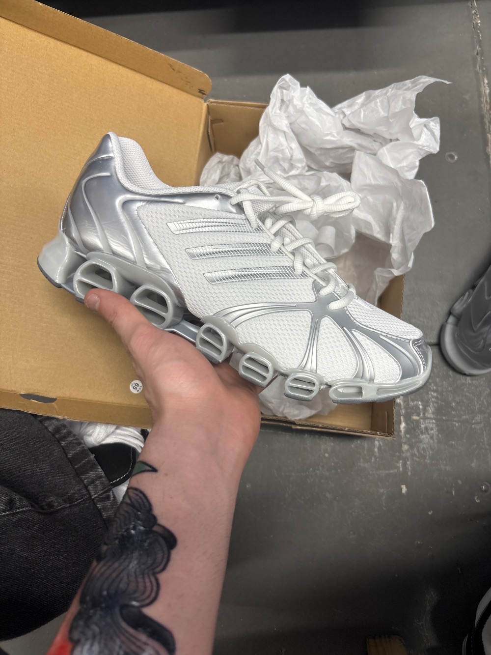 adidas Mega Ghostride Cloud White Silver Metallic Matte Silver — 41, Novo