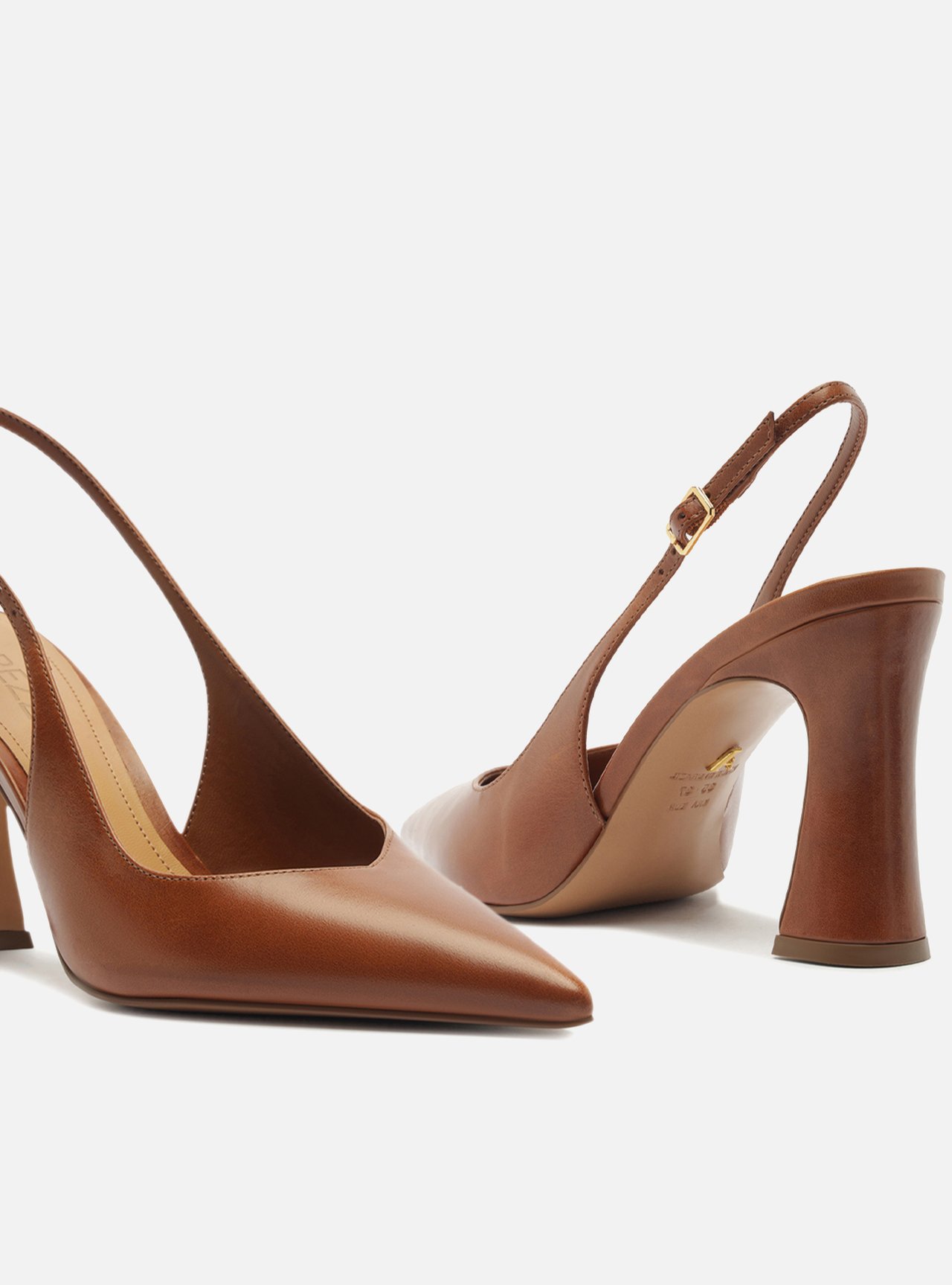 Foto 4 de Scarpin Marrom Couro Salto Alto Flare Slingback