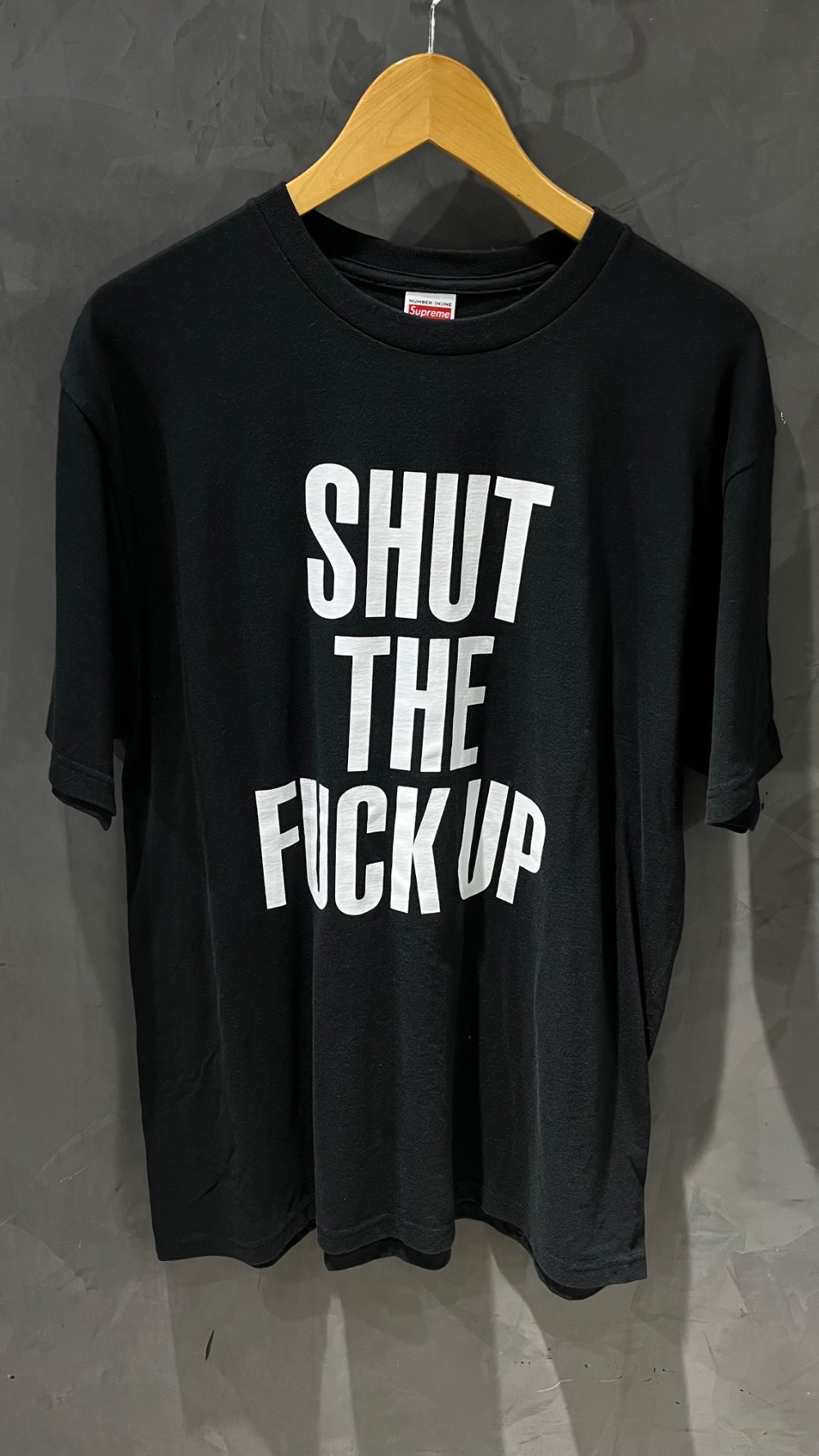 Number (N)ine x Supreme Camiseta Shut Up Black FW25-W16 — G, Novo