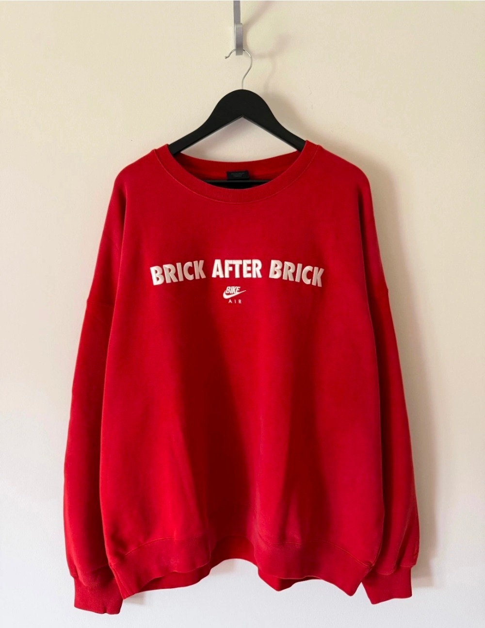 Nigel Sylvester x Air Jordan Moletom Fleece Crew-Neck Brick Red — G, Novo