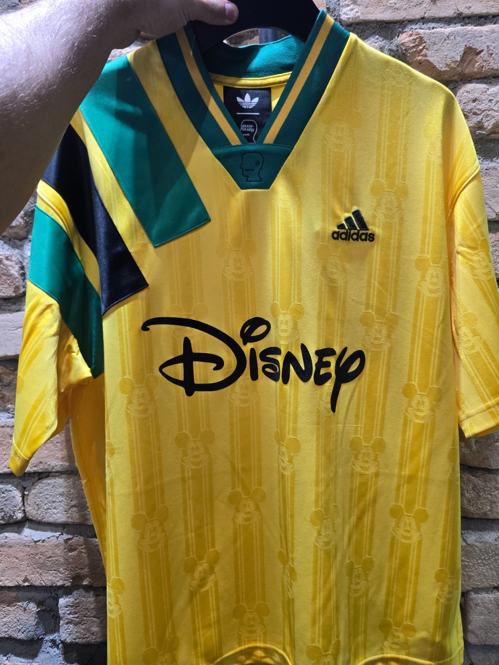 Brain Dead x Disney x adidas Camiseta Football Jersey Bold Gold — M / G, Novo