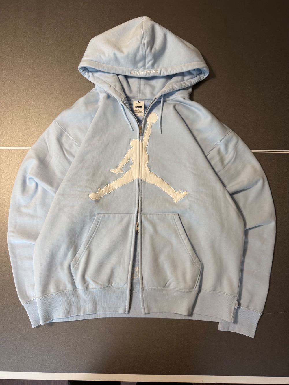 Air Jordan x Supreme Jaqueta Hooded Light Blue SS26-W15 — G, Novo
