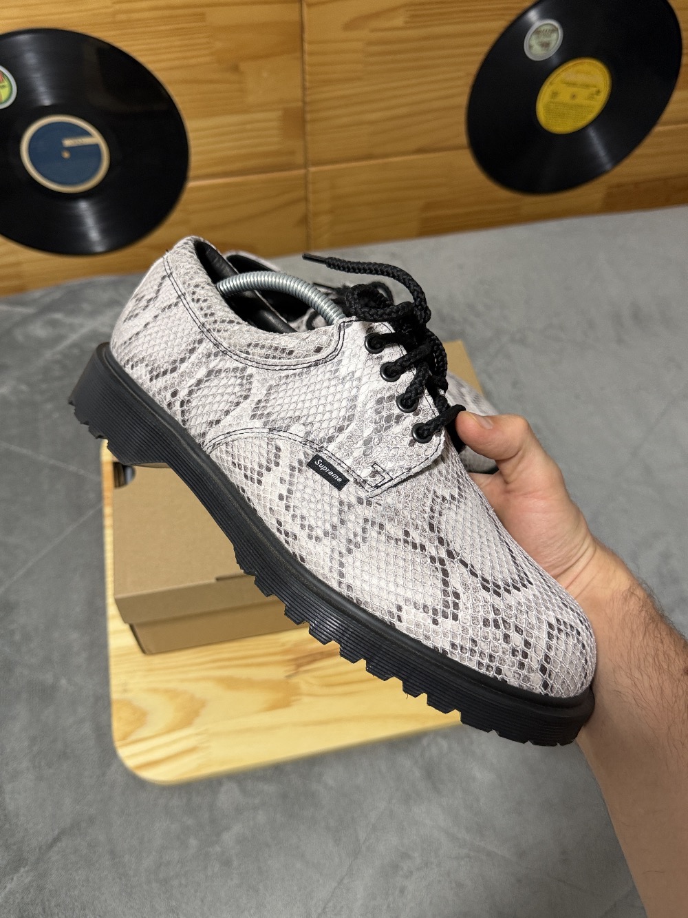 Dr. Martens x Supreme Sapato Postal Supreme Snakeskin SS26-W10 — 42.5, Usado