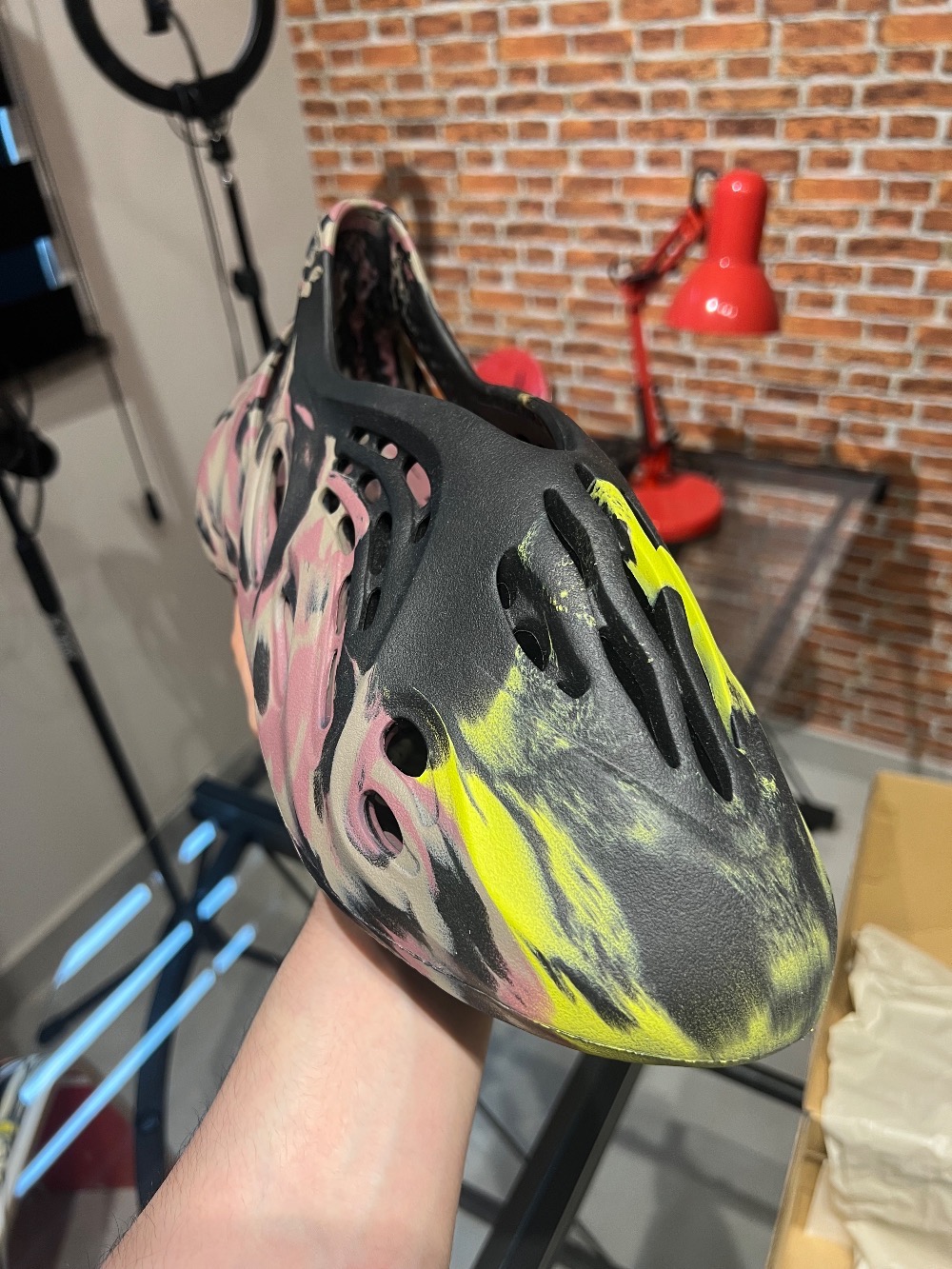Yeezy Foam Runner MX Carbon — 42, Novo