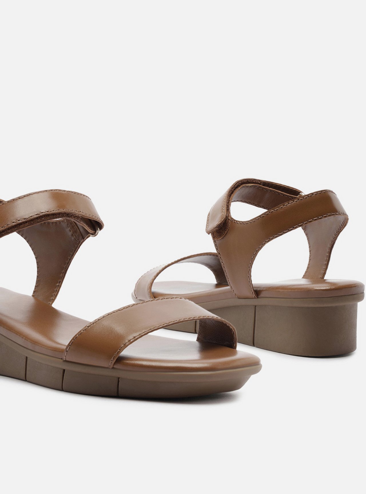 Foto 4 de Sandália Marrom Couro Flatform Comfort