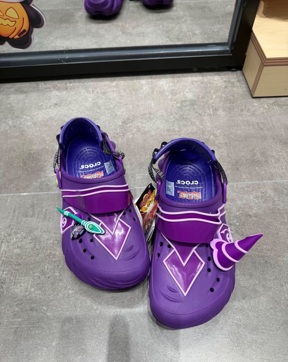Yu-Gi-Oh! x Crocs Dark Magician Echo Clog Purple — 40, Novo